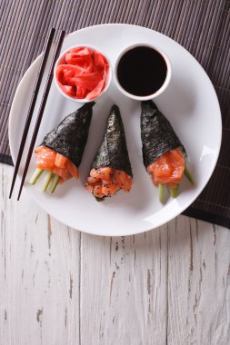 Japon yemekleri: somon temaki, zencefil ve sos. Dikey üst vie