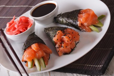 Japon mutfağı: somon temaki suşi bir plaka üzerinde yakın çekim. Yatay