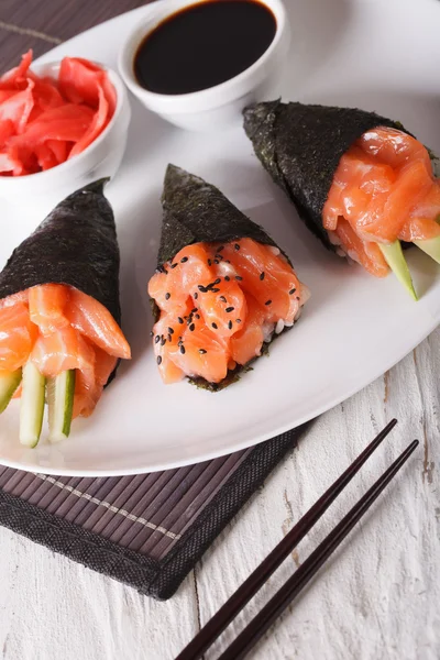 Temaki-Lachs auf einem Teller in Großaufnahme. vertikal — Stockfoto