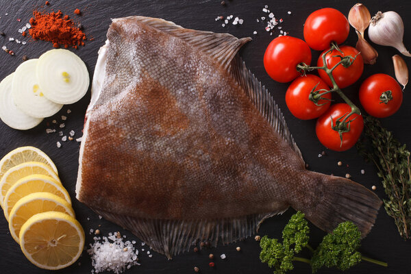 Сырая камбала и ингредиенты крупным планом. Горизонтальный вид сверху

