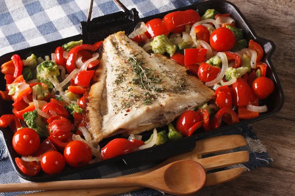Plattfisk med grönsaker närbild på en stekpanna. Horisontella — Stockfoto