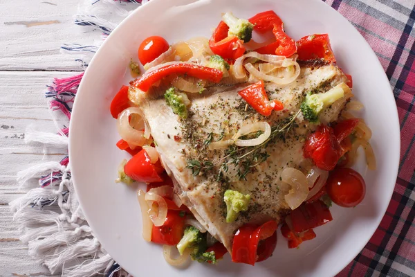 Baked flounder with vegetables closeup. Horizontal top view — Stock Photo, Image