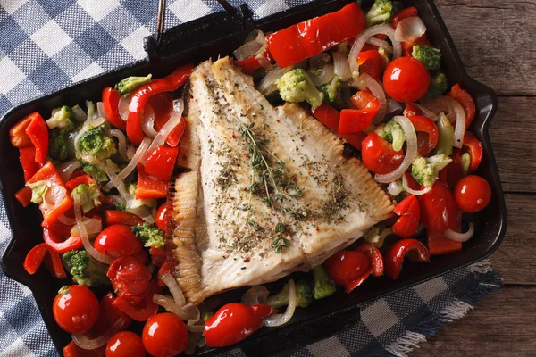 Passera pianuzza saporita con verdure primo piano in una pentola. piano orizzontale — Foto Stock