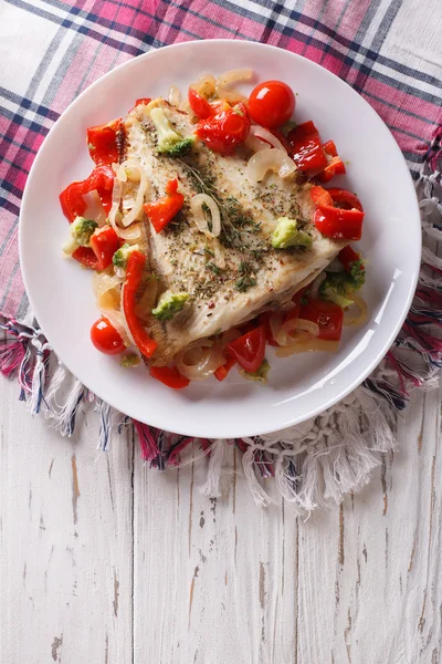 Lenguado al horno con verduras de temporada. vista superior vertical — Foto de Stock