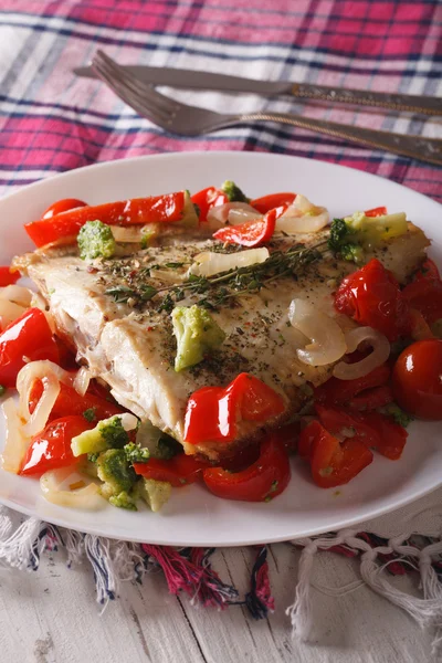 Baked Flounder with peppers and broccoli close-up. Vertical — Stock Photo, Image