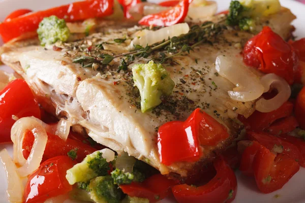 Baked flatfish with vegetables macro on a white plate. horizonta — Stock Photo, Image