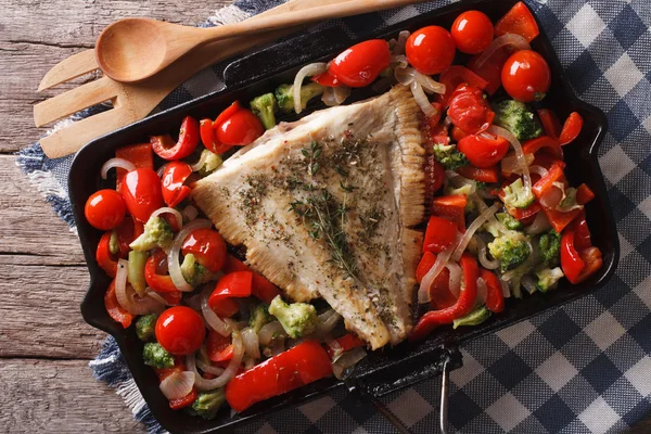 Flounder with vegetables close-up on a frying pan. Horizontal to — Stock Photo, Image