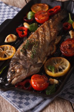 Gökkuşağı alabalık ızgara tava yakın sebze ile. Dikey