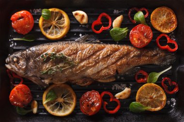 Alabalık ızgara portre üzerinde hazırlanması. Yatay için