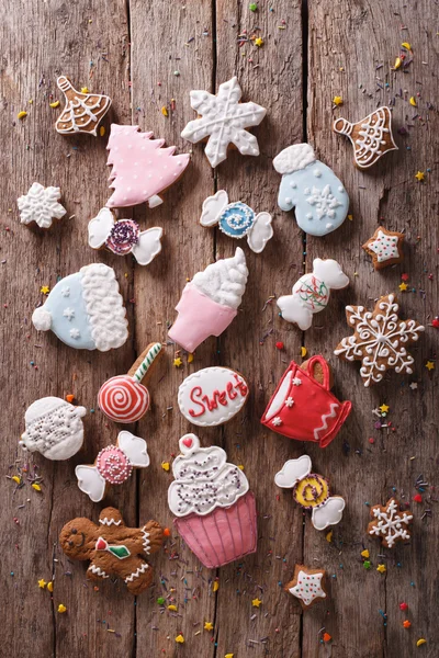 Kerstmis peperkoek in pastel kleuren. verticale bovenaanzicht — Stockfoto