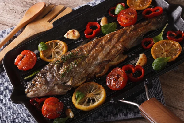 Trout with vegetables on a grill pan close-up. horizontal top vi — Stock Photo, Image