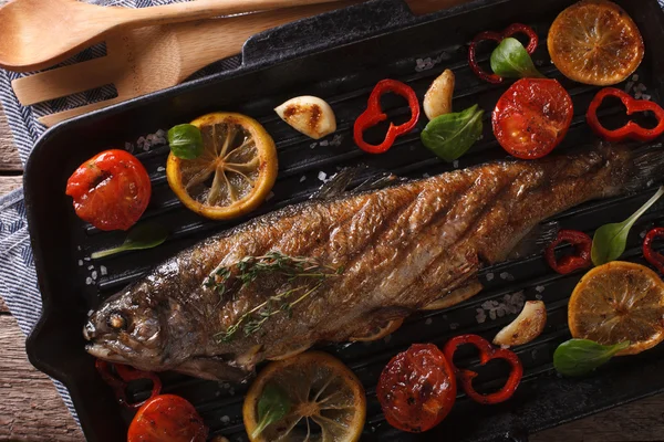 Fischfutter: Forellen in der Grillpfanne aus nächster Nähe. horizontale Ansicht von oben — Stockfoto