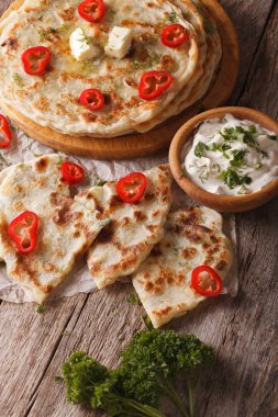 Hint paratha patates ve sos ile doldurulmuş. Dikey