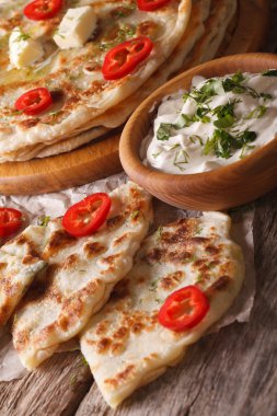 sıcak paratha patates ve otlar closeup ile doldurulmuş. dikey