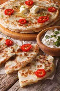 sıcak paratha ve yoğurt yakın çekim masanın üzerinde. dikey