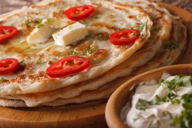 Tereyağı ve otlar makro ile Hint paratha. Yatay