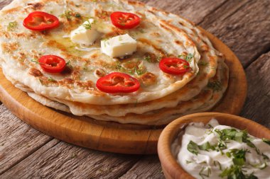 Hint paratha tereyağı ve otlar closeup ile sıcak. Yatay