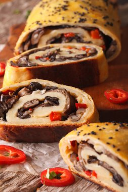 Stromboli mantar ve biber yakın çekim. dikey