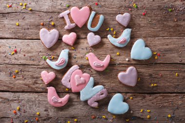 gingerbread çerezleri ahşap bir masa üzerinde seviyorum. Yatay Üstten Görünüm