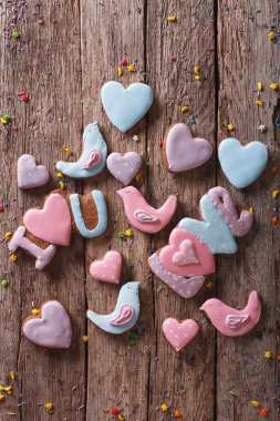 gingerbread çerezleri ahşap bir masa üzerinde seviyorum. Dikey Üstten Görünüm