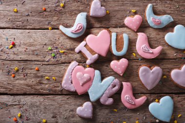 Sevgililer günü tahta bir gingerbread çerezleri. Yatay 