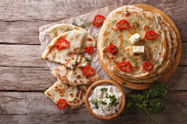 Indian paratha stuffed with potatoes. horizontal top view — Stock Photo, Image