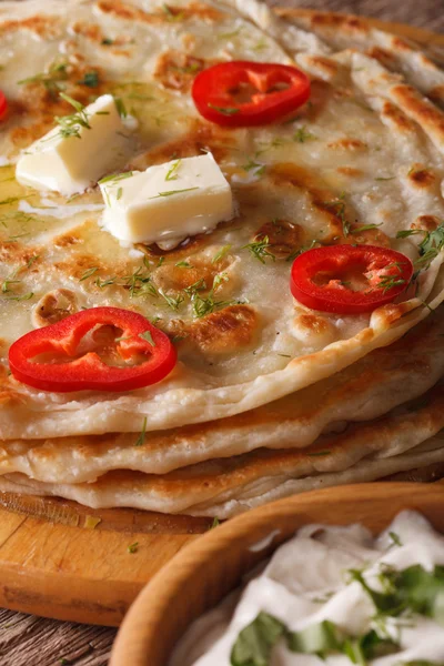 Tereyağı ve otlar makro ile Hint paratha. dikey