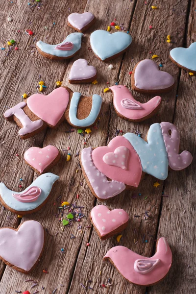 Beautiful background of love gingerbread cookies closeup. vertic — Stock Photo, Image