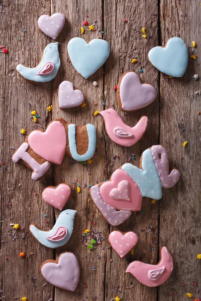 Achtergrond van liefde peperkoek cookies. verticale bovenaanzicht — Stockfoto