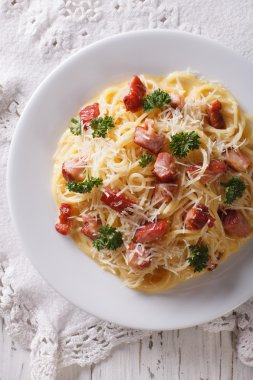 İtalyan makarna carbonara yakın bir plaka üzerinde çekim. Dikey Üstten Görünüm