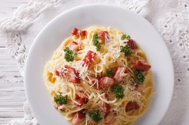 İtalyan makarna carbonara bir plaka üzerinde. Yatay Üstten Görünüm