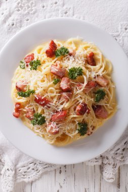 pastırma ve parmesan yakın çekim ile makarna carbonara. Dikey üst v
