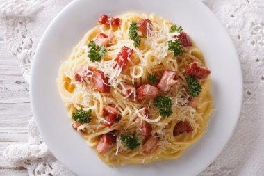 İtalyan makarna carbonara yakın bir plaka üzerinde çekim. Yatay Üstten Görünüm
