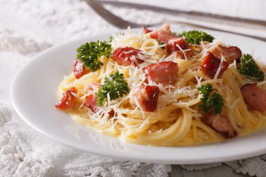Lezzetli makarna carbonara pastırma yakın bir plaka üzerinde çekim ile. horizo