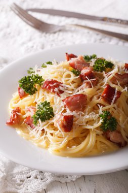 İtalyan yemek: makarna carbonara yakın çekim masanın üzerinde. dikey