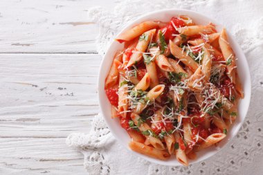 Parmesan peynirli makarna penne arrabiata. Yatay Üstten Görünüm