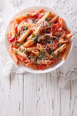 Parmesan peynirli makarna penne arrabiata. Dikey Üstten Görünüm