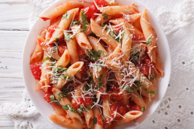 Sıcak makarna arrabbiata tatlı bir plaka üzerinde. Yatay Üstten Görünüm