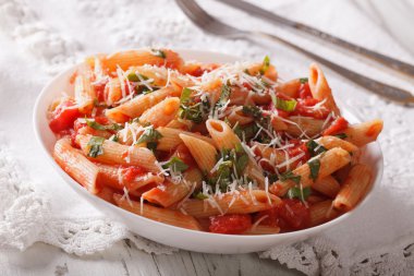 Parmesan ve otlar closeup ile sıcak makarna arrabbiata. Yatay