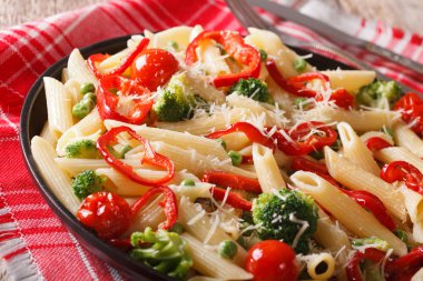 Penne makarna ile bir tabakta sebze yakın çekim. Yatay