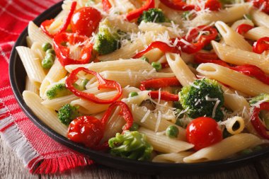 Makarna Penne Primavera sebze yakın çekim ile. Yatay