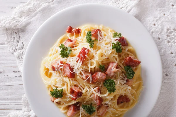 Carbonara de macarrão italiano em um prato. vista horizontal superior — Fotografia de Stock