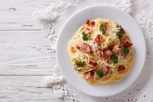 İtalyan yemek: makarna carbonara masanın üzerinde. Yatay Üstten Görünüm — Stok fotoğraf