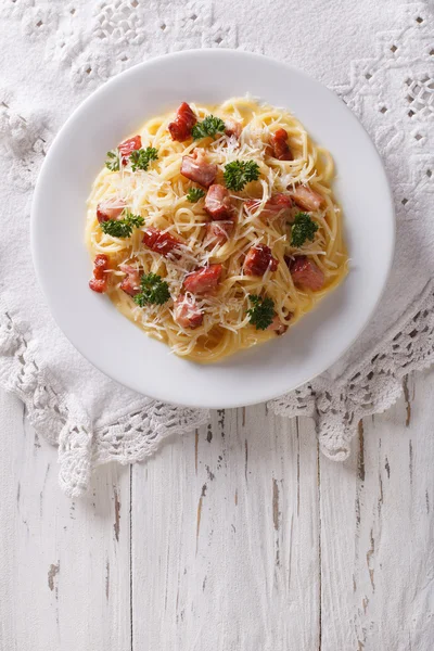 İtalyan makarna carbonara bir plaka üzerinde. Dikey Üstten Görünüm — Stok fotoğraf