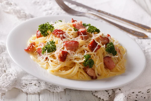 Italské těstoviny carbonara s anglickou slaninou a parmazánem na talíři. Hori — Stock fotografie