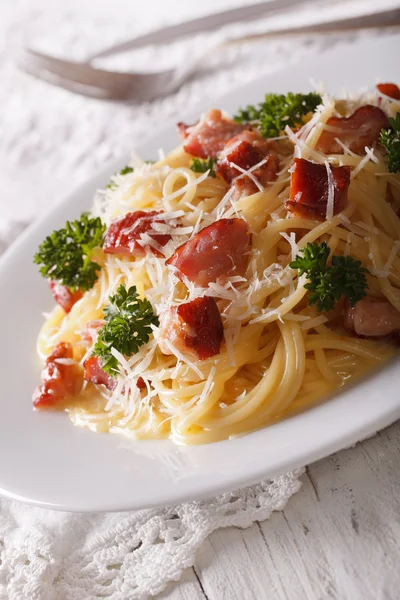 Pasta Carbonara mit Parmesan und Kräutern in Nahaufnahme auf einem Teller. konvertieren — Stockfoto