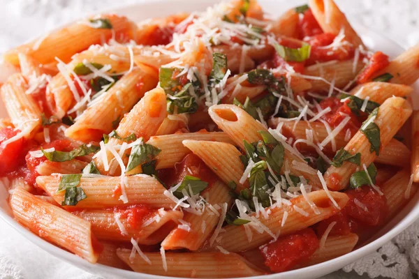 Arrabiata pasta penne com queijo parmesão macro. horizontal — Fotografia de Stock