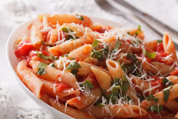 Arrabiata Pasta med Parmesan på en tallrik makro. horisontella — Stockfoto