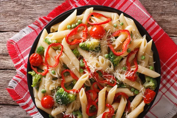 Ιταλικά ζυμαρικά με λαχανικά close-up σε ένα πιάτο. οριζόντια σε — Φωτογραφία Αρχείου
