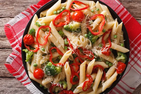 Primavera Italian pasta with vegetables closeup. horizontal top — Stock Photo, Image